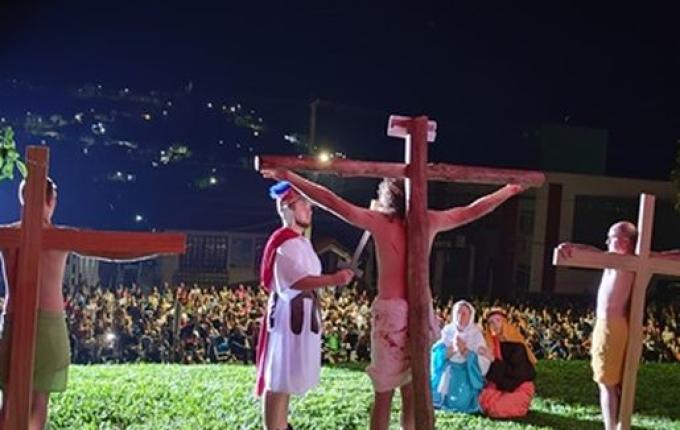 Encenação de Paixão e Morte de Cristo reúne grande público em Itapiranga
