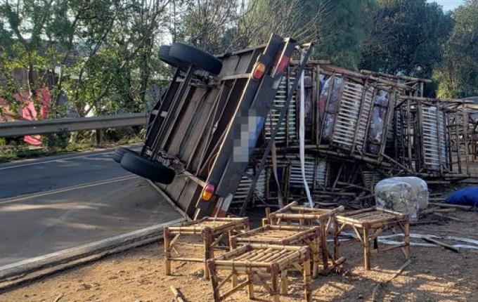Reboque carregado com cadeiras de bambu tomba na SC-163