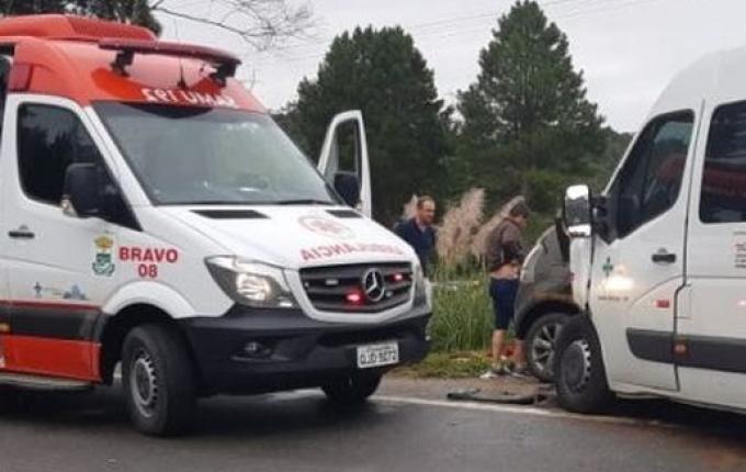 Acidente envolvendo veículo da saúde deixa cinco feridos na BR-282