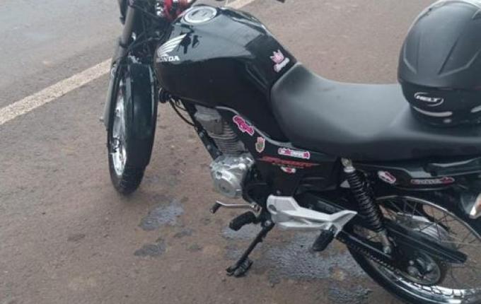 Jovem é flagrado conduzindo moto sem habilitação em São João do Oeste