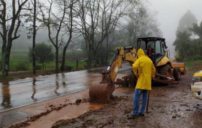 Estradas, pontes e acessos são danificados em função das fortes chuvas em Iporã do Oeste
