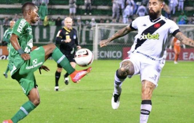 Em noite de muita chuva e falta de energia, Chape e Vasco empatam na Arena Condá