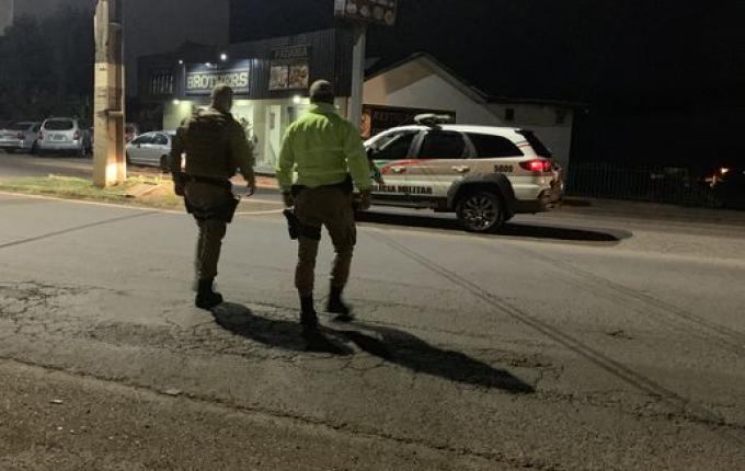 Colisão entre carro e moto deixa mulher ferida na Willy Barth