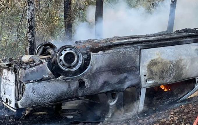 Caminhonete atropela casal e pega fogo ao capotar em SJCedro