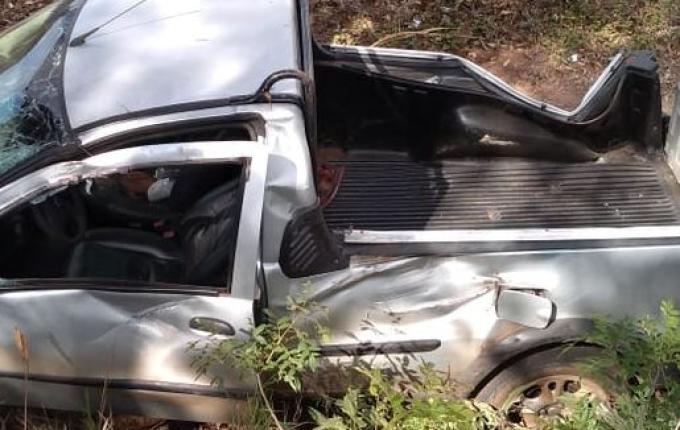 Carro sai da pista e colide em árvore na SC 496