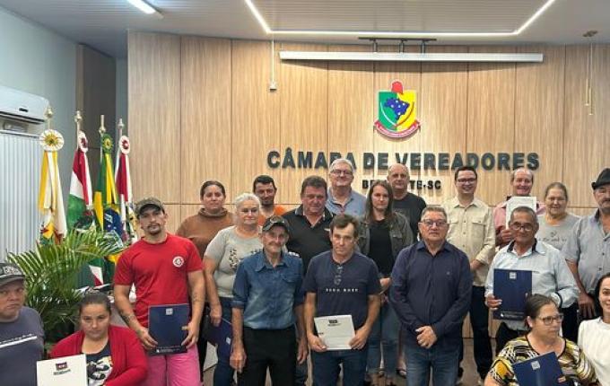 Belmonte realiza entrega de matrículas pelo Programa Lar Legal