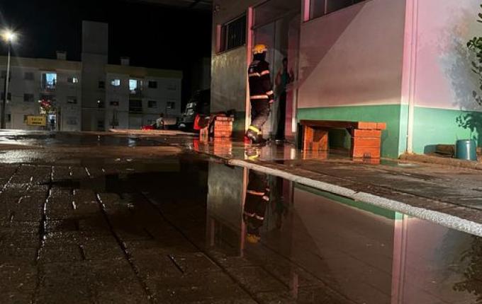 VÍDEO: Reservatório de água se rompe e alaga UPA 24h em SMOeste