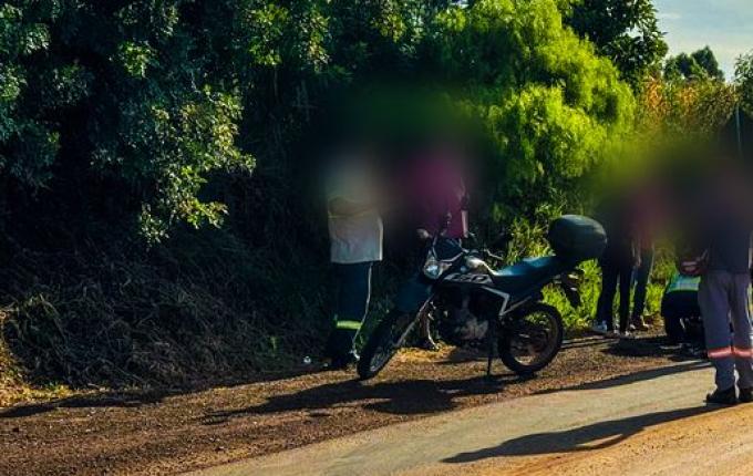 Mulher sofre fratura em acidente envolvendo carreta e moto em SMO