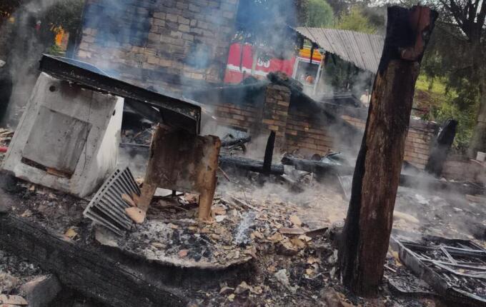 Casa é destruída por incêndio no interior de São Bernardino