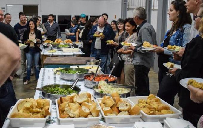 APAE de SMOeste promove tradicional risoto no tacho neste mês
