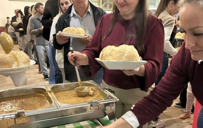 "Sopa no Pão" da Escola Renascer serve 580 jantas e celebra sucesso com a comunidade