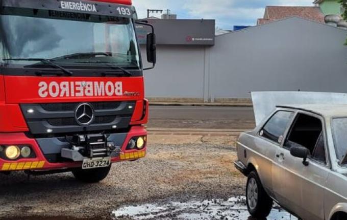 Princípio de incêndio atinge carro no centro de Guaraciaba