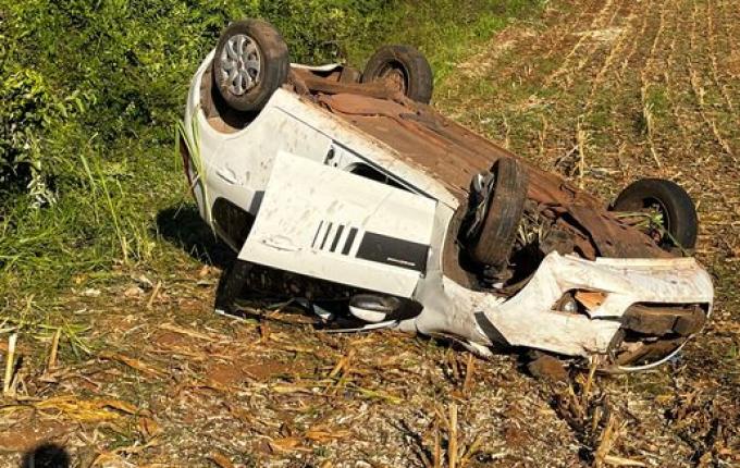 Saída de pista seguida de capotamento deixa dois feridos entre SMO e Bandeirante