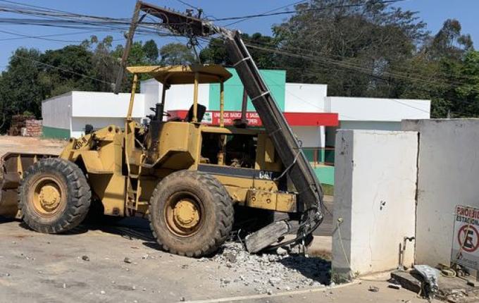 "Carregadeira" derruba poste e deixa 100 clientes sem energia elétrica em São Miguel do Oeste