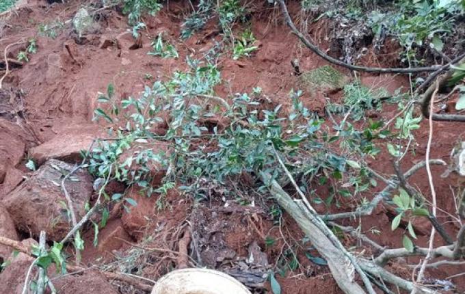 Trabalhador fica ferido em desmoronamento de encosta em Riqueza