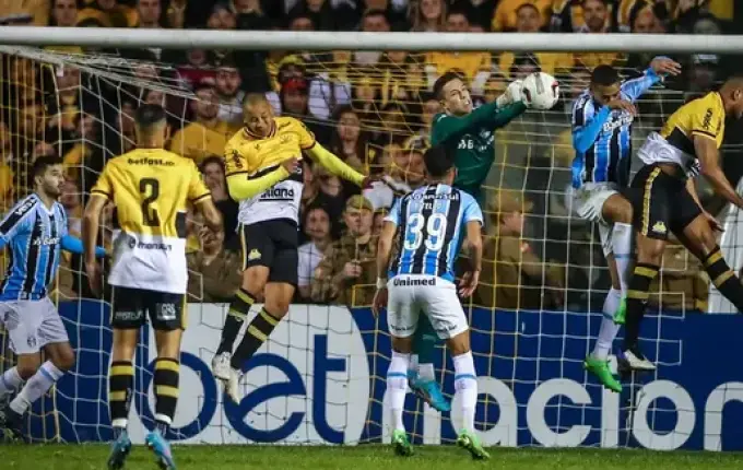 Grêmio joga mal, não chuta a gol e liga o alerta após quatro jogos sem vitória na Série B