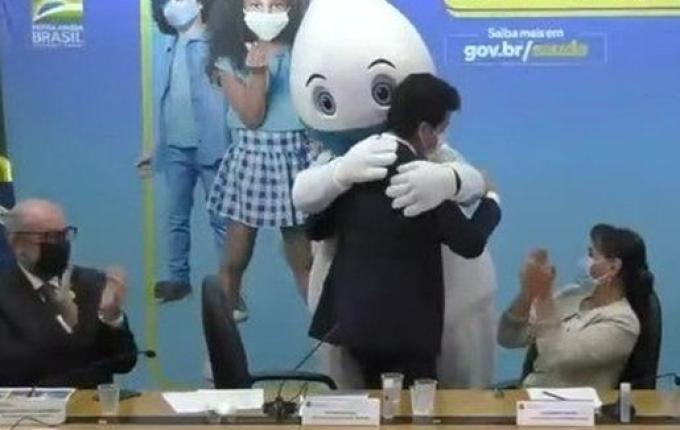 VÍDEO: Interino da Saúde chora em evento e é consolado por Zé Gotinha