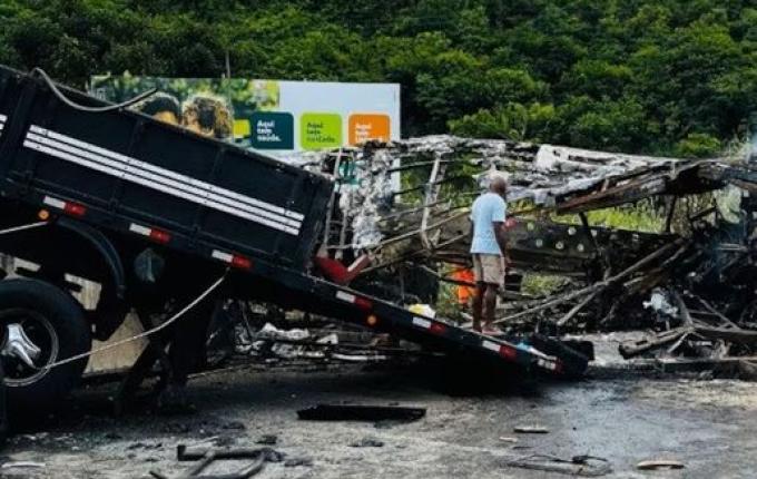 Bombeiros finalizam retirada de corpos de acidente em MG e estimam 38 mortes