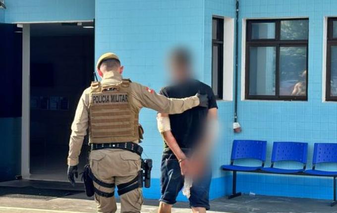 Homem ataca carro do prefeito de Anchieta com enxada e é baleado pela PM