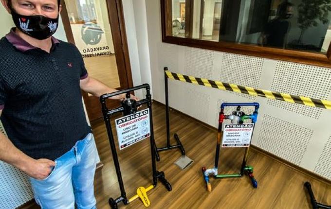 VÍDEO: Surdo desenvolve suporte para álcool em gel em SMO