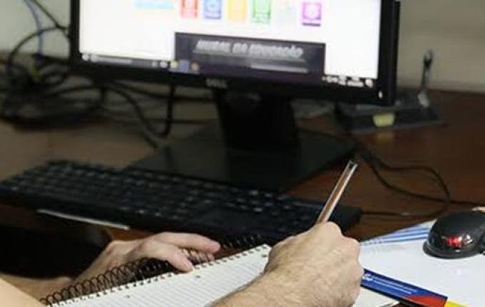 Famílias enfrentam desafio no auxílio de atividades escolares