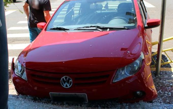 Idoso sofre mal súbito e colide em fachada de loja no centro