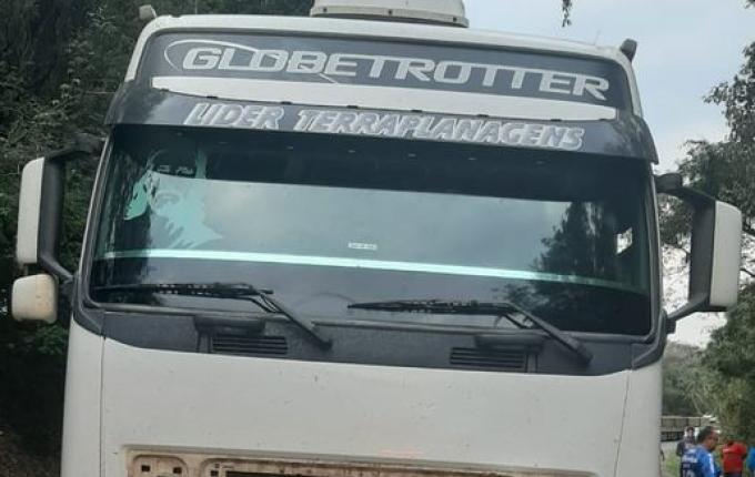 Mulher morre em colisão frontal contra caminhão em Maravilha