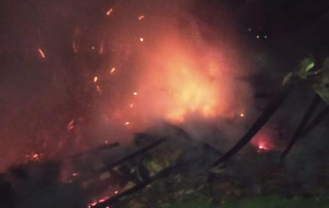 Galpão fica parcialmente destruído por incêndio no interior de Itapiranga