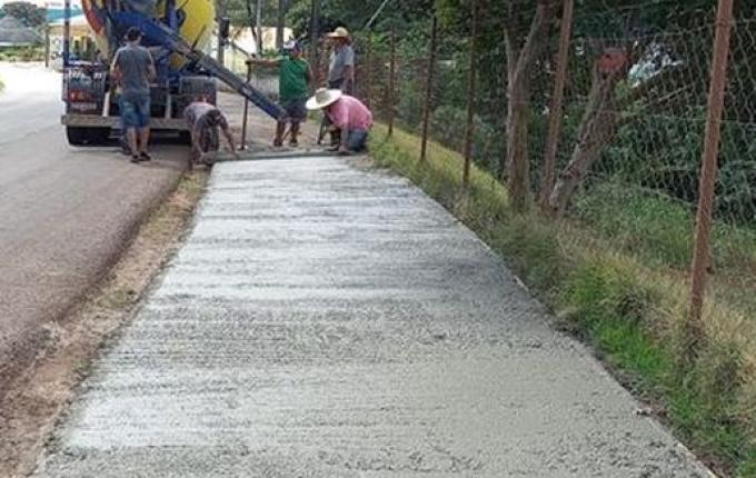 Setor de Urbanismo inicia concretagem das calçadas na via periférica