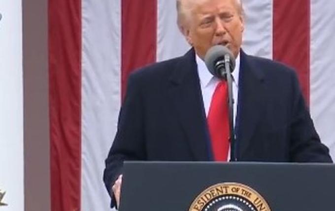 Trump anuncia tarifa de 10% para produtos importados do Brasil