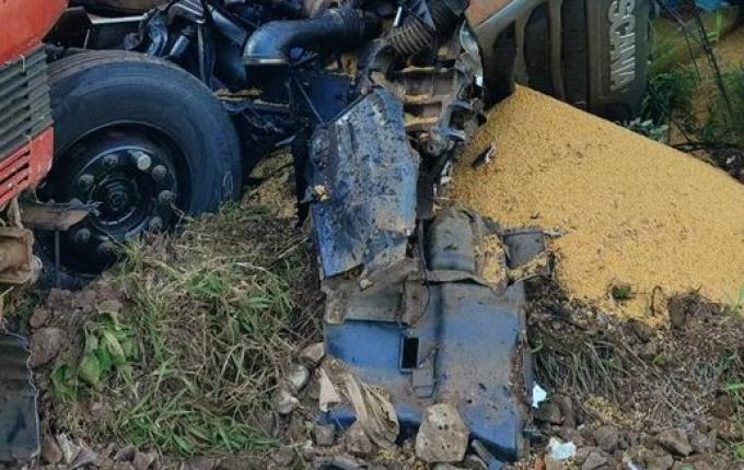 Acidente entre caminhões deixa dois feridos na SC-161, em Romelândia