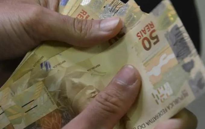 Governo mantém previsão do salário mínimo de R$ 1.502 para 2025