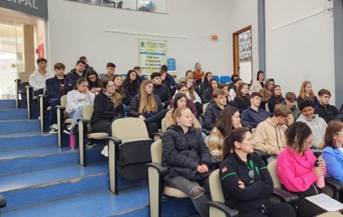 Alunos de Itapiranga participam de projeto Legislativo na Escola