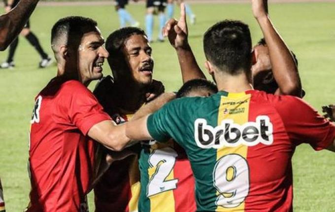 Grêmio leva 2 a 1 do Sampaio Corrêa e perde a quarta seguida fora de casa