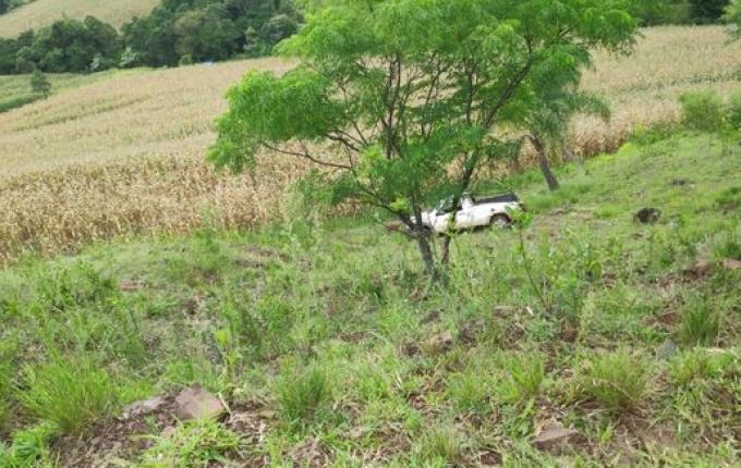 Saída de pista seguida de capotamento deixa feridos na SC-305