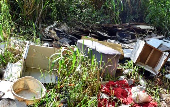 Morador denuncia descarte irregular de entulhos no bairro Progresso