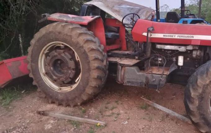 Homem fica gravemente ferido em tombamento de trator