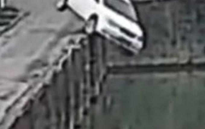 Motorista novato cai com carro em rio 10 minutos após receber carteira de habilitação