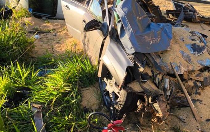 Engavetamento entre carros e caminhão na BR-282 deixa dois mortos