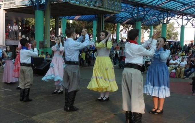 Palco Aberto especial é realizado na praça de SMOeste