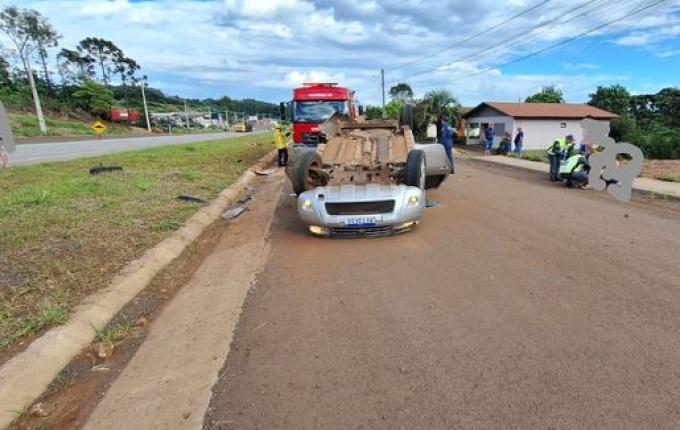 Motorista e passageiros ficam feridos em capotamento na BR-163