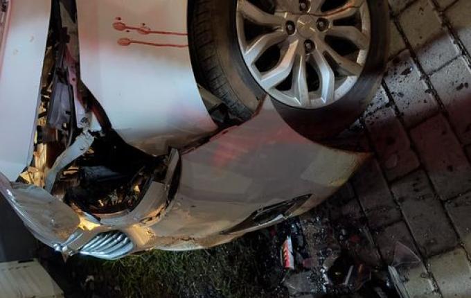 Condutor sofre mal súbito e colide em muro de vidro de residência em Campo Erê