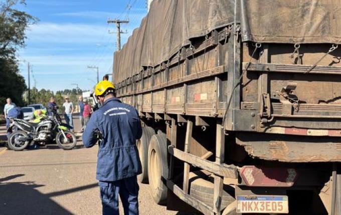 Motociclista fica gravemente ferido em colisão com caminhão em SMOeste