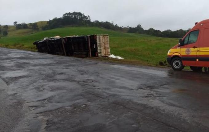 Carreta sai da pista e tomba às margens da BR-163
