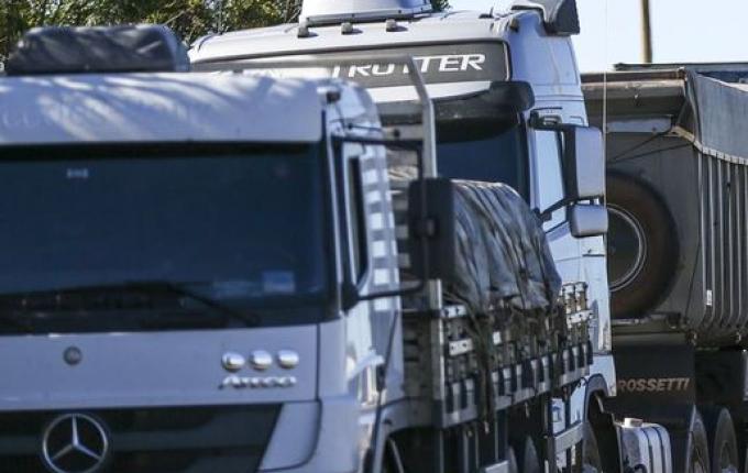 Após reajuste, associação dos caminhoneiros ameaça greve