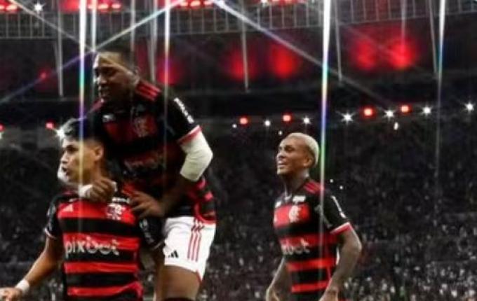 VÍDEO: Com dois gols de Luiz Araújo, Flamengo vence o Grêmio e lidera o Brasileirão