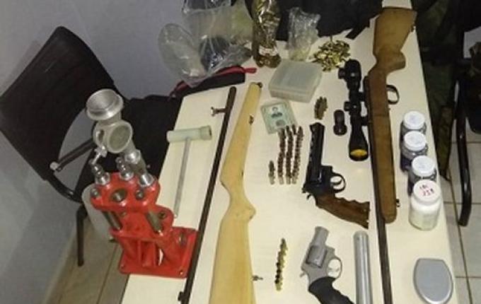 PM localiza explosivos, dinamite, pólvora e armas em apartamento de Chapecó