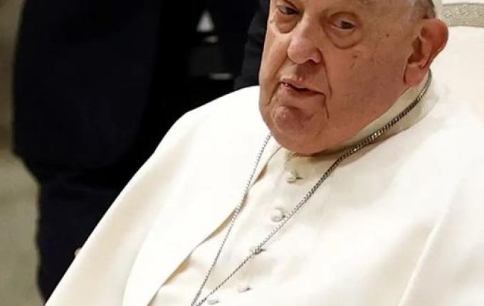 Papa teve noite tranquila após diagnóstico de pneumonia, diz Vaticano