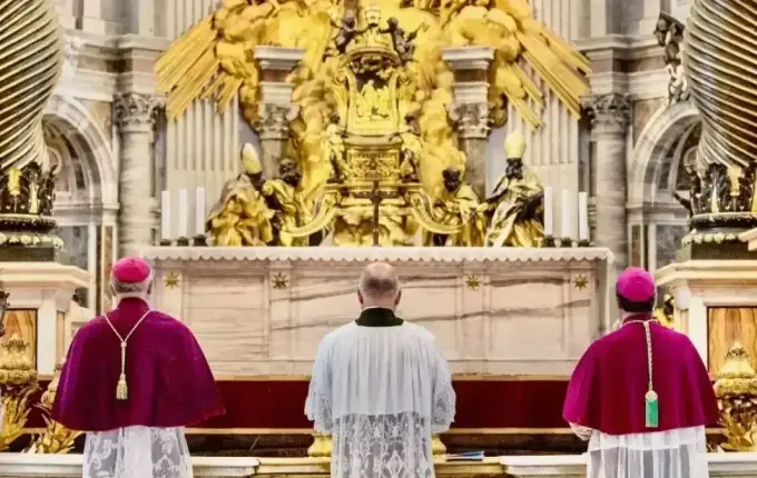 Vaticano excomunga bispos e integrantes de grupo católico dissidente