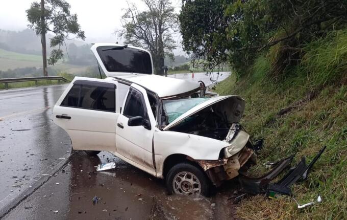 Colisão entre carro e carreta deixa jovem ferido na SC-160 em Saltinho